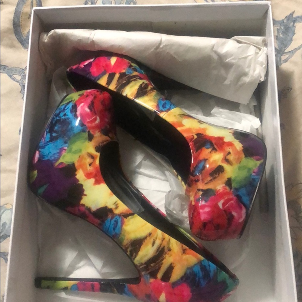 Steve Madden Size 7 Floral Pumps